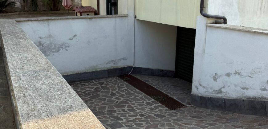 INTERO STABILE CON GIARDINO E GARAGE Lago Patria