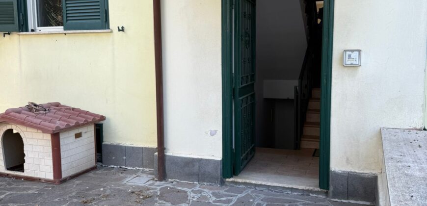 INTERO STABILE CON GIARDINO E GARAGE Lago Patria