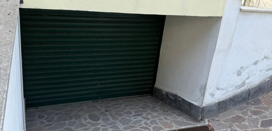 INTERO STABILE CON GIARDINO E GARAGE Lago Patria