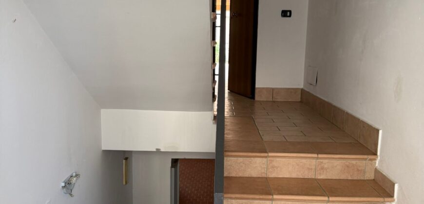 INTERO STABILE CON GIARDINO E GARAGE Lago Patria