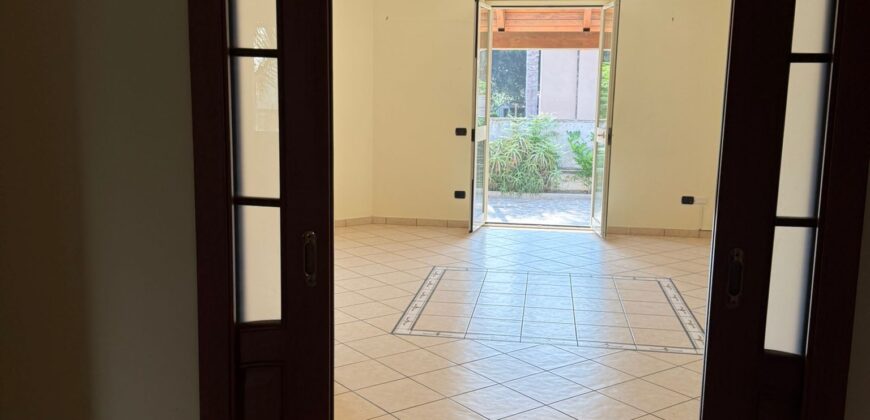 INTERO STABILE CON GIARDINO E GARAGE Lago Patria