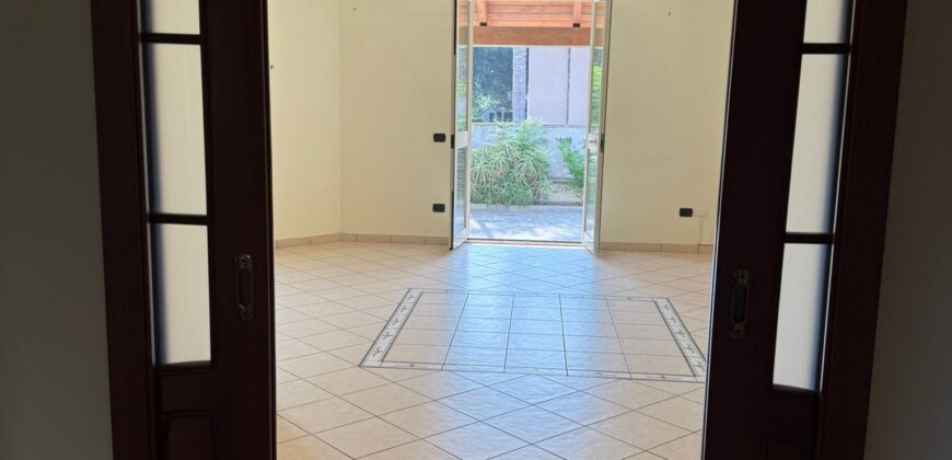 INTERO STABILE CON GIARDINO E GARAGE Lago Patria