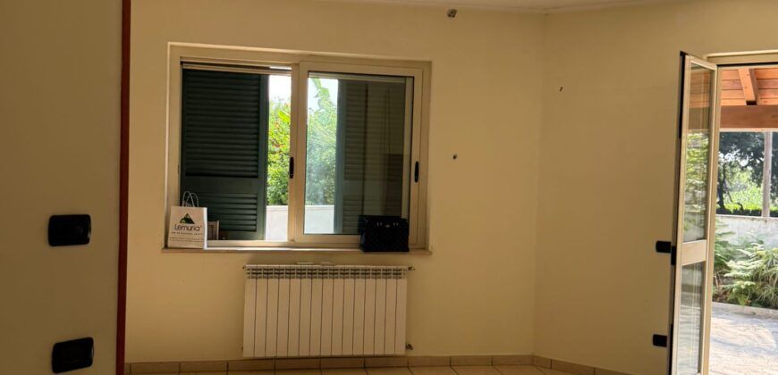 INTERO STABILE CON GIARDINO E GARAGE Lago Patria