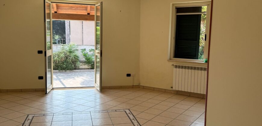 INTERO STABILE CON GIARDINO E GARAGE Lago Patria