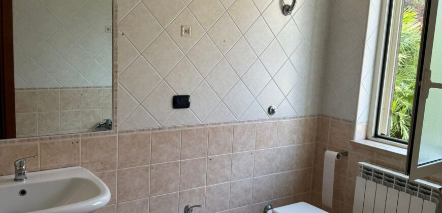 INTERO STABILE CON GIARDINO E GARAGE Lago Patria