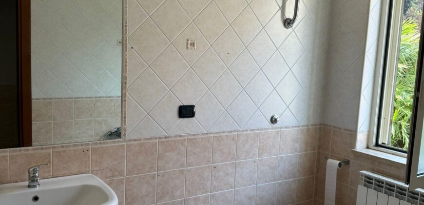 INTERO STABILE CON GIARDINO E GARAGE Lago Patria
