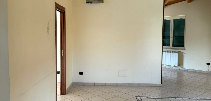 INTERO STABILE CON GIARDINO E GARAGE Lago Patria