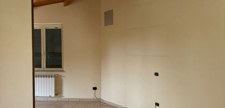 INTERO STABILE CON GIARDINO E GARAGE Lago Patria