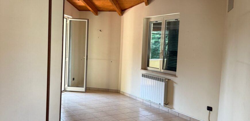 INTERO STABILE CON GIARDINO E GARAGE Lago Patria