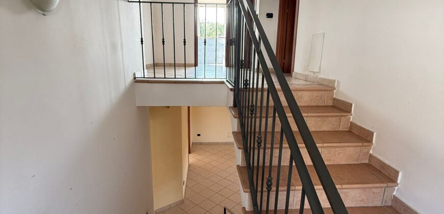 INTERO STABILE CON GIARDINO E GARAGE Lago Patria