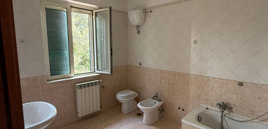 INTERO STABILE CON GIARDINO E GARAGE Lago Patria