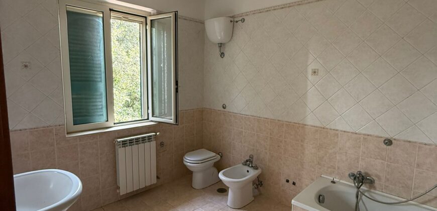 INTERO STABILE CON GIARDINO E GARAGE Lago Patria