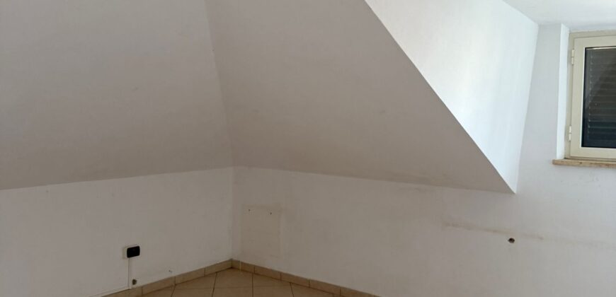 INTERO STABILE CON GIARDINO E GARAGE Lago Patria