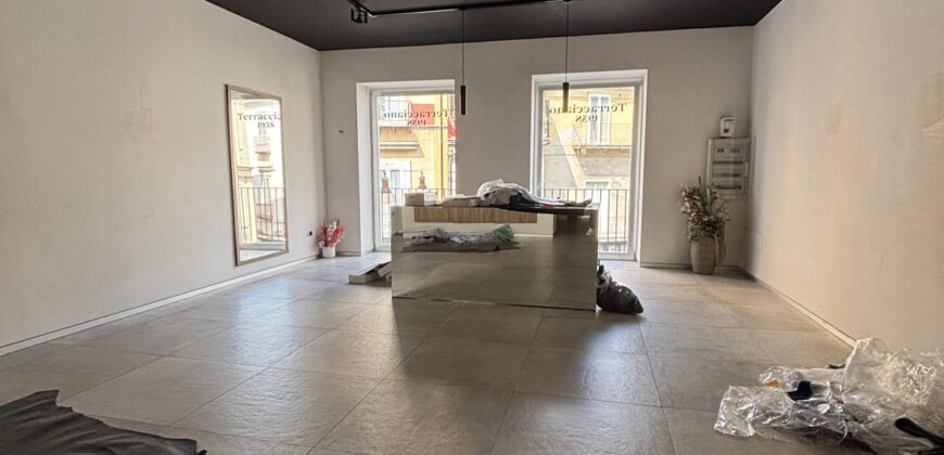 CESSIONE ATTREZZATURE LOCALE Aversa-Via Roma