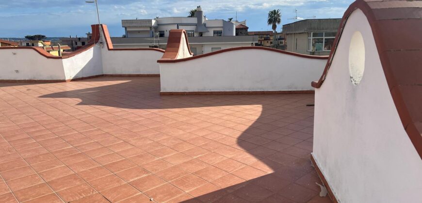 APPARTAMENTO 130 MQ CON TERRAZZO PANORAMICO Lago Patria