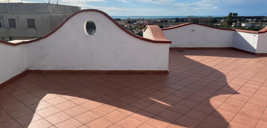 APPARTAMENTO 130 MQ CON TERRAZZO PANORAMICO Lago Patria
