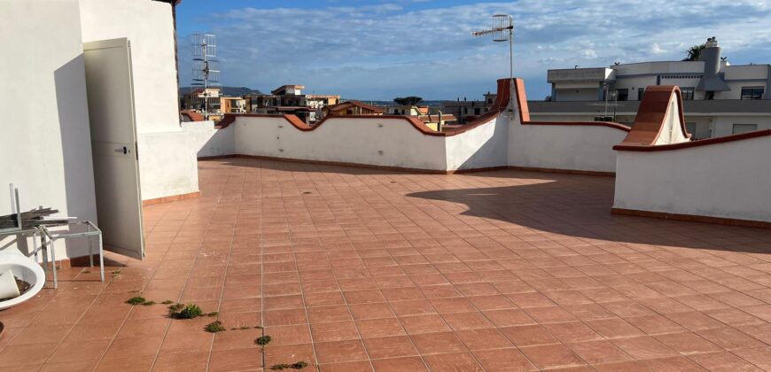 APPARTAMENTO 130 MQ CON TERRAZZO PANORAMICO Lago Patria