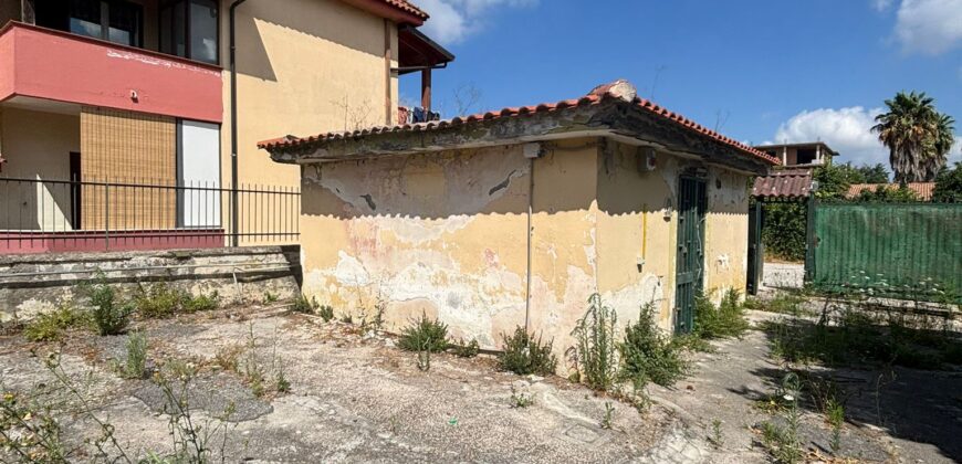 VILLA DIVISA IN DUE APPARTAMENTI Varcaturo