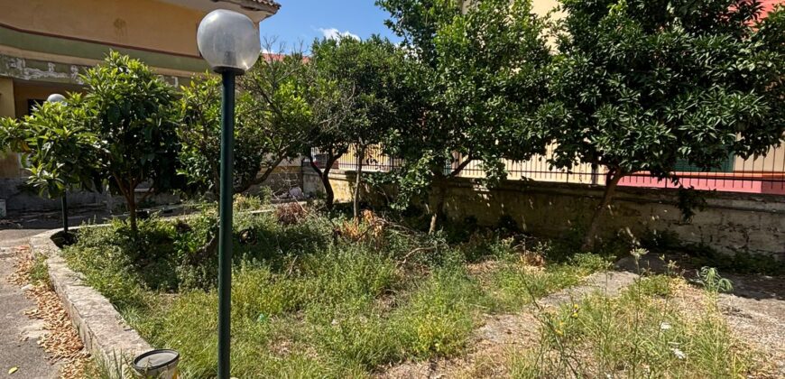 VILLA DIVISA IN DUE APPARTAMENTI Varcaturo
