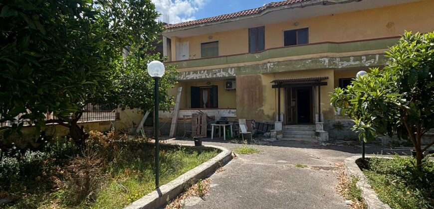 VILLA DIVISA IN DUE APPARTAMENTI Varcaturo