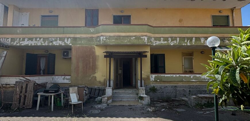 VILLA DIVISA IN DUE APPARTAMENTI Varcaturo