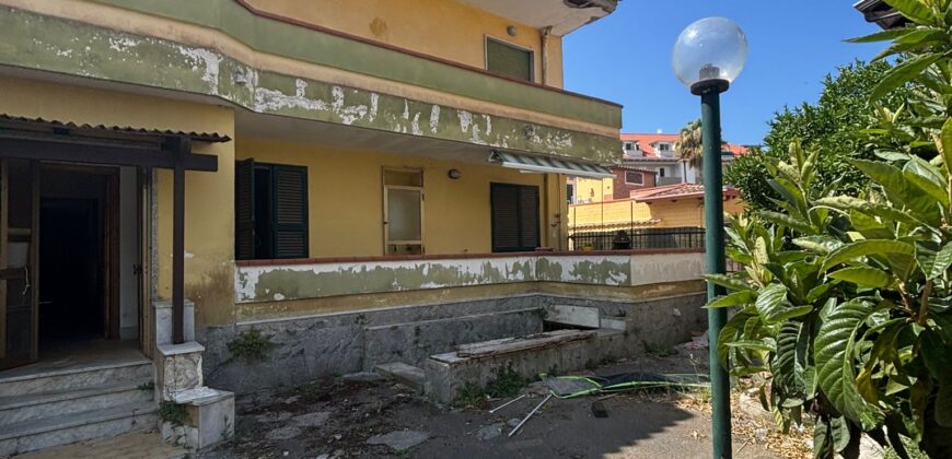 VILLA DIVISA IN DUE APPARTAMENTI Varcaturo