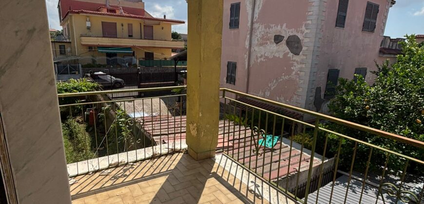 VILLA DIVISA IN DUE APPARTAMENTI Varcaturo