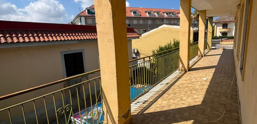 VILLA DIVISA IN DUE APPARTAMENTI Varcaturo