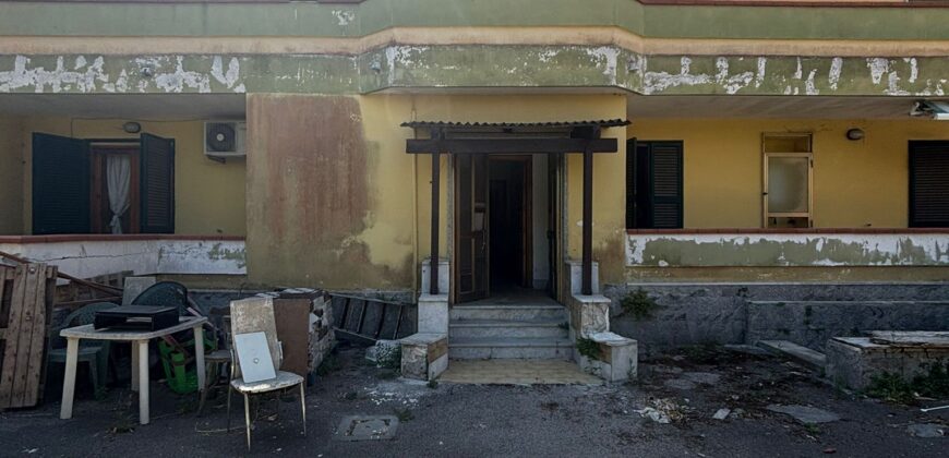 VILLA DIVISA IN DUE APPARTAMENTI Varcaturo