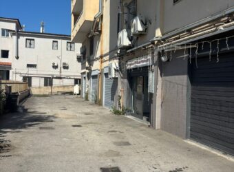 LOCALE COMMERCIALE 350 MQ Varcaturo-Via Ripuaria