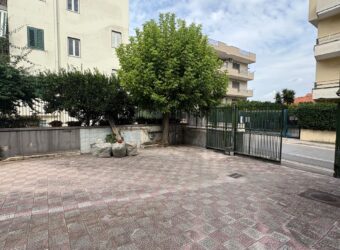 STRUTTURA COMMERCIALE 950 MQ Giugliano-Via Oasi Sacro Cuore