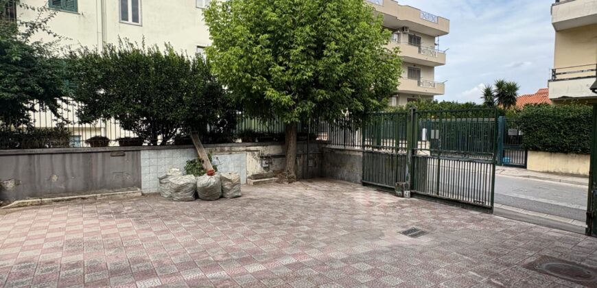 STRUTTURA COMMERCIALE 950 MQ Giugliano-Via Oasi Sacro Cuore