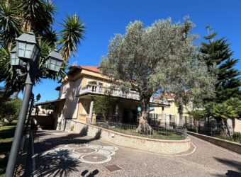 AMPIA VILLA DI LUSSO Lago Patria-Parco Staffetta