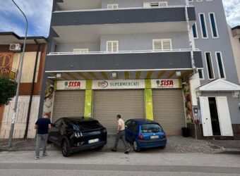 LOCALE COMMERCIALE ADIBITO A SUPERMERCATO Villa Literno