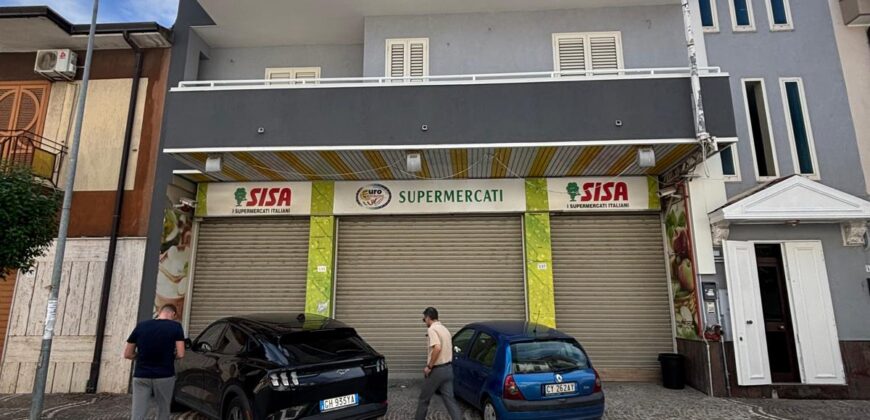 LOCALE COMMERCIALE ADIBITO A SUPERMERCATO Villa Literno