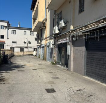 LOCALE COMMERCIALE 350 MQ Varcaturo-Centro