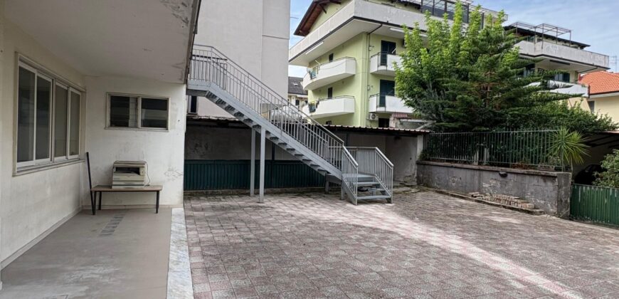 STRUTTURA COMMERCIALE 950 MQ Giugliano-Via Oasi Sacro Cuore