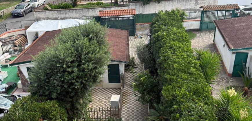AMPIA VILLA A SCHIERA Varcaturo-Via Madonna Del Pantano