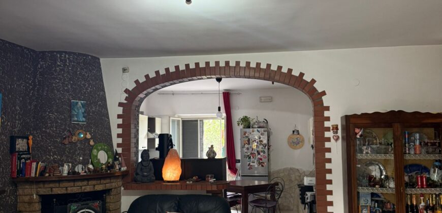 AMPIA VILLA A SCHIERA Varcaturo-Via Madonna Del Pantano