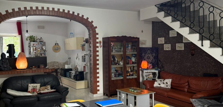 AMPIA VILLA A SCHIERA Varcaturo-Via Madonna Del Pantano