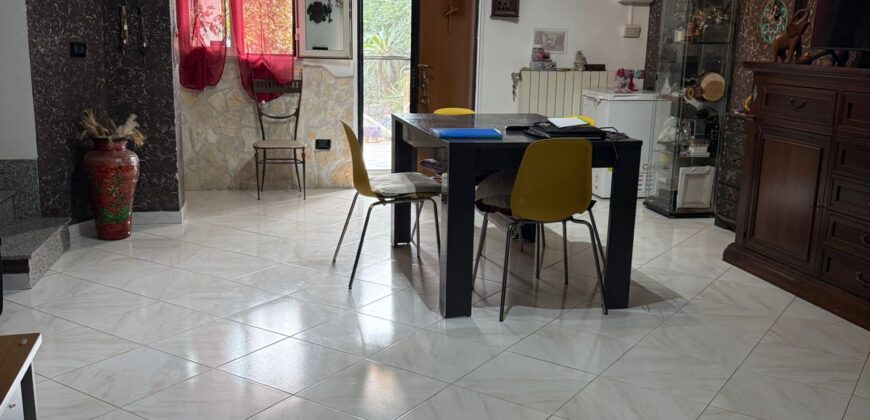 AMPIA VILLA A SCHIERA Varcaturo-Via Madonna Del Pantano