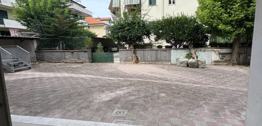 STRUTTURA COMMERCIALE 950 MQ Giugliano-Via Oasi Sacro Cuore