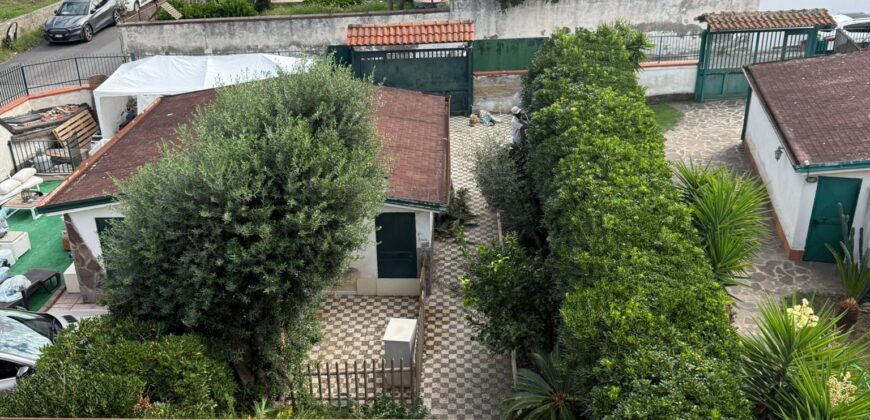 AMPIA VILLA A SCHIERA Varcaturo-Via Madonna Del Pantano