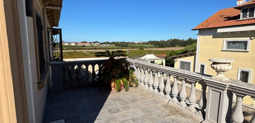 AMPIA VILLA DI LUSSO Lago Patria-Parco Staffetta