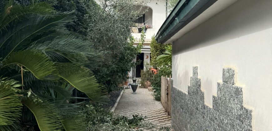 AMPIA VILLA A SCHIERA Varcaturo-Via Madonna Del Pantano