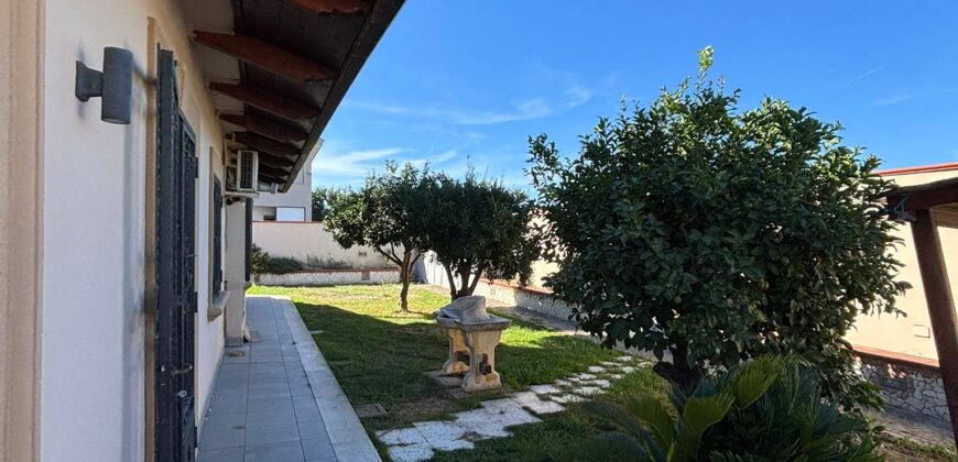 AMPIA VILLA DI LUSSO Lago Patria-Parco Staffetta