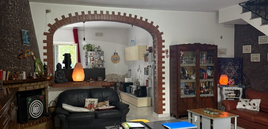AMPIA VILLA A SCHIERA Varcaturo-Via Madonna Del Pantano