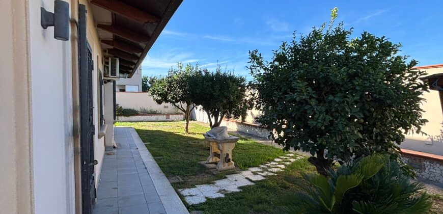 AMPIA VILLA DI LUSSO Lago Patria-Parco Staffetta