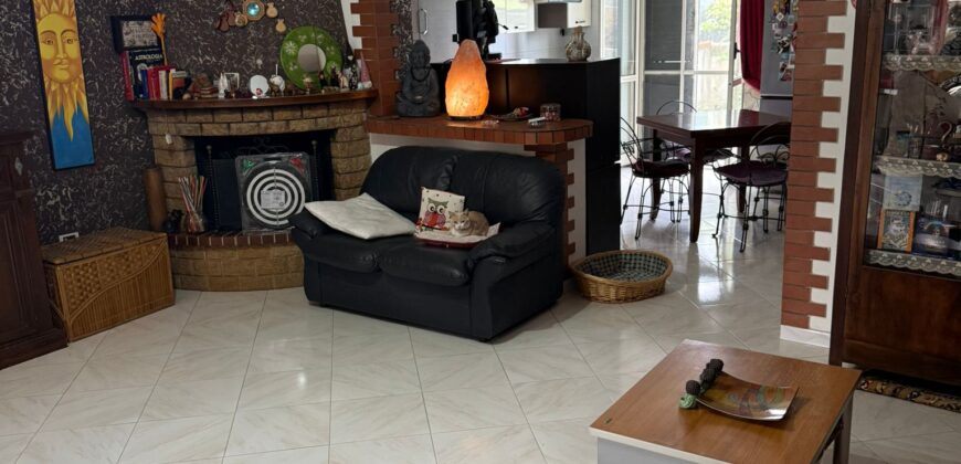 AMPIA VILLA A SCHIERA Varcaturo-Via Madonna Del Pantano