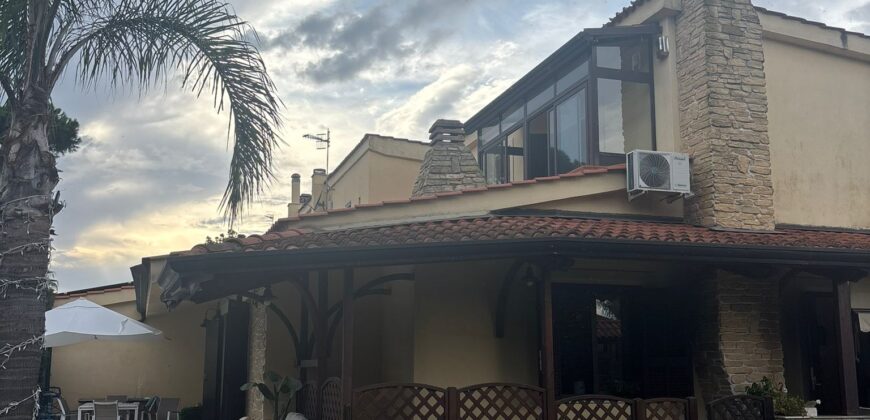 AMPIA VILLA BIFAMILIARE CON PISCINA Varcaturo-Centro